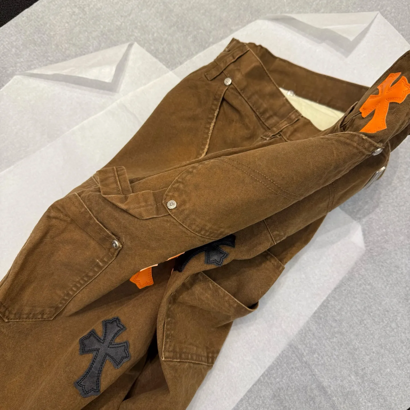 P310 Style number: D375 Chrome Hearts brown logging orange peel overalls. Heavy canvas material, double-layer fabric at the knees, multi-pocket design. Color #logging brown orange peel. Size #28-36 (s m l Waist 85 Hips 110 Length 106 Opening 21.5